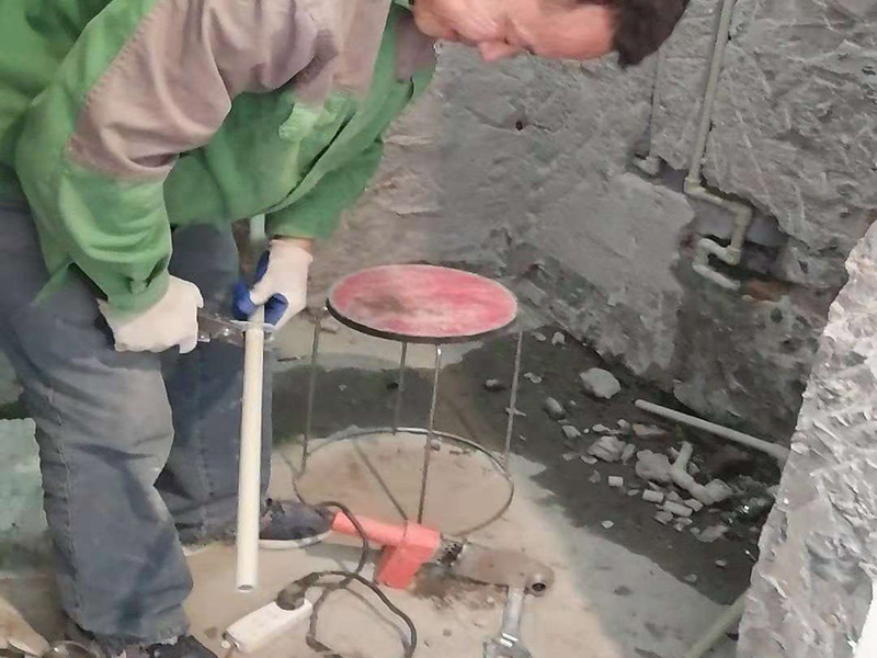 水管線路改造：首先，確定管道的走向和高度。然后用墨盒在墻面和地面彈出墨線。接下來用云石機開槽。最好是左手拿礦泉水瓶灑水，右手拿云石機開槽。這樣避免灰塵很多。第三步，用沖擊鉆剔槽。要剔的干凈平整，這樣有利于放管材。第四步，根據(jù)需要裁剪出各種長度的管材，待用。熱熔機加熱，綠燈變成紅燈時把管材放進去連接。第五步，放管，安裝管卡。15mm冷水管間隔應(yīng)小于0.6m，熱水管為0.25米。20mm冷水管應(yīng)小于0.6米，熱水管應(yīng)小于0.3米。第六步，用料漿填槽抹平即可。