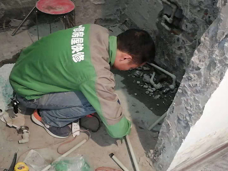 水管線路改造：首先，確定管道的走向和高度。然后用墨盒在墻面和地面彈出墨線。接下來用云石機開槽。最好是左手拿礦泉水瓶灑水，右手拿云石機開槽。這樣避免灰塵很多。第三步，用沖擊鉆剔槽。要剔的干凈平整，這樣有利于放管材。第四步，根據(jù)需要裁剪出各種長度的管材，待用。熱熔機加熱，綠燈變成紅燈時把管材放進去連接。第五步，放管，安裝管卡。15mm冷水管間隔應(yīng)小于0.6m，熱水管為0.25米。20mm冷水管應(yīng)小于0.6米，熱水管應(yīng)小于0.3米。第六步，用料漿填槽抹平即可。