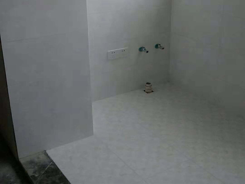 馬桶衛(wèi)浴五金安裝：浴室整體安裝先后順序：首先衛(wèi)浴潔具安裝前應(yīng)該先布局水電安裝&mdash;貼浴室墻磚&mdash;然后浴室吊頂（要安裝浴霸的童鞋需要預(yù)留通風(fēng)口或者同時(shí)安裝浴霸）&mdash;鋪設(shè)浴室地磚（此時(shí)要考慮其他潔具的進(jìn)水口跟出水口預(yù)留，還有如果考慮安裝蹲便器需要同時(shí)安裝）&mdash;安裝三角閥（三角閥的作用是方便日后衛(wèi)浴維修跟控制水流）&mdash;然后可以依次安裝馬桶、洗面盆或者浴室柜、浴盆浴缸等&mdash;然后才是安裝燈具、插座、跟鏡子&mdash;其他五金配件（如安裝毛巾環(huán)、安裝毛巾架等）。