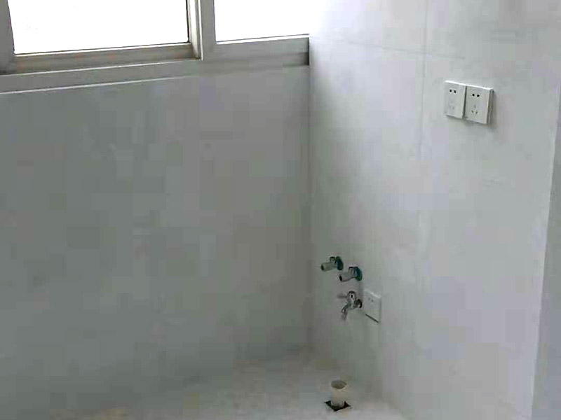 馬桶衛(wèi)浴五金安裝：浴室整體安裝先后順序：首先衛(wèi)浴潔具安裝前應(yīng)該先布局水電安裝&mdash;貼浴室墻磚&mdash;然后浴室吊頂（要安裝浴霸的童鞋需要預(yù)留通風(fēng)口或者同時(shí)安裝浴霸）&mdash;鋪設(shè)浴室地磚（此時(shí)要考慮其他潔具的進(jìn)水口跟出水口預(yù)留，還有如果考慮安裝蹲便器需要同時(shí)安裝）&mdash;安裝三角閥（三角閥的作用是方便日后衛(wèi)浴維修跟控制水流）&mdash;然后可以依次安裝馬桶、洗面盆或者浴室柜、浴盆浴缸等&mdash;然后才是安裝燈具、插座、跟鏡子&mdash;其他五金配件（如安裝毛巾環(huán)、安裝毛巾架等）。