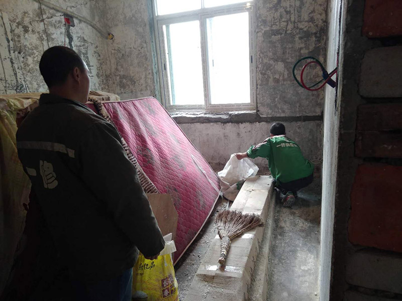 墻面刮膩子維修：1、對不同墻面的基層處理有不同的施工要求，例如現(xiàn)澆的混凝土的墻面常常會出現(xiàn)一些氣孔與鼓起的現(xiàn)象，所以要將墻面先修護平整，磨平凸起處，填補凹陷處。如果是預(yù)制混凝土墻面，其表層會有一些砂礫與疙瘩的現(xiàn)象，所以就需要專業(yè)的施工人員使用鋼絲刷把墻面整體的刷一遍，除這些雜物。 2、墻面經(jīng)過基層處理之后，墻面還是會有一些凹陷，所以就需要用到石膏膩子來補平凹陷處。注意石膏膩子在調(diào)制時，石膏、乳液還有纖維素水溶液之間的重量比約是100：5：60，調(diào)好后將石膏膩子壓實凹陷處，橫抹豎起的批刮一遍，確保墻面的平整。 3、為了把混凝土墻面上的油污清理干凈，所以需要對墻面涂刷火堿水溶液，但是需要注意涂刷時，要邊涂刷邊用清水對墻面進行清洗。如果火堿水溶液的濃度是5%，那么墻面就需要涂刷兩遍，而10%濃度的溶液，涂刷一遍就即可。 4、在刮膩子之前，墻面還需要噴刷一遍粘結(jié)劑才能進行刮膩子。需采用鋼片刮板來對墻面上下左右接錯的批刮，在刮膩子過程中一定要避免留下浮膩子以及刮痕，還要防止膩子上沾上灰塵、砂礫等雜物。 5、打磨修補批刮完第一遍膩子之后，先檢查墻面之前修補過的位置的問題是否仍然存在。沒有問題的話，待膩子完全干透之后，再用細砂紙把墻面整體的打磨一遍，再對墻面進行清理。但墻面的這些地方如果仍然存在著凹陷的現(xiàn)象，就要用膩子再一次進行修補找平了。 6、墻面批刮膩子通常都需要刮兩到三次，而且必須要等到前一遍膩子完全干透之后，才能再進行后一遍的膩子。