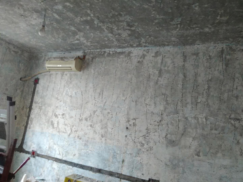 墻面刮膩?zhàn)泳S修：1、對不同墻面的基層處理有不同的施工要求，例如現(xiàn)澆的混凝土的墻面常常會出現(xiàn)一些氣孔與鼓起的現(xiàn)象，所以要將墻面先修護(hù)平整，磨平凸起處，填補(bǔ)凹陷處。如果是預(yù)制混凝土墻面，其表層會有一些砂礫與疙瘩的現(xiàn)象，所以就需要專業(yè)的施工人員使用鋼絲刷把墻面整體的刷一遍，除這些雜物。 2、墻面經(jīng)過基層處理之后，墻面還是會有一些凹陷，所以就需要用到石膏膩?zhàn)觼硌a(bǔ)平凹陷處。注意石膏膩?zhàn)釉谡{(diào)制時，石膏、乳液還有纖維素水溶液之間的重量比約是100：5：60，調(diào)好后將石膏膩?zhàn)訅簩?shí)凹陷處，橫抹豎起的批刮一遍，確保墻面的平整。 3、為了把混凝土墻面上的油污清理干凈，所以需要對墻面涂刷火堿水溶液，但是需要注意涂刷時，要邊涂刷邊用清水對墻面進(jìn)行清洗。如果火堿水溶液的濃度是5%，那么墻面就需要涂刷兩遍，而10%濃度的溶液，涂刷一遍就即可。 4、在刮膩?zhàn)又?，墻面還需要噴刷一遍粘結(jié)劑才能進(jìn)行刮膩?zhàn)?。需采用鋼片刮板來對墻面上下左右接錯的批刮，在刮膩?zhàn)舆^程中一定要避免留下浮膩?zhàn)右约肮魏?，還要防止膩?zhàn)由险瓷匣覊m、砂礫等雜物。 5、打磨修補(bǔ)批刮完第一遍膩?zhàn)又?，先檢查墻面之前修補(bǔ)過的位置的問題是否仍然存在。沒有問題的話，待膩?zhàn)油耆赏钢?，再用?xì)砂紙把墻面整體的打磨一遍，再對墻面進(jìn)行清理。但墻面的這些地方如果仍然存在著凹陷的現(xiàn)象，就要用膩?zhàn)釉僖淮芜M(jìn)行修補(bǔ)找平了。 6、墻面批刮膩?zhàn)油ǔ６夹枰蝺傻饺危冶仨氁鹊角耙槐槟佔(zhàn)油耆赏钢?，才能再進(jìn)行后一遍的膩?zhàn)印? /><img src=