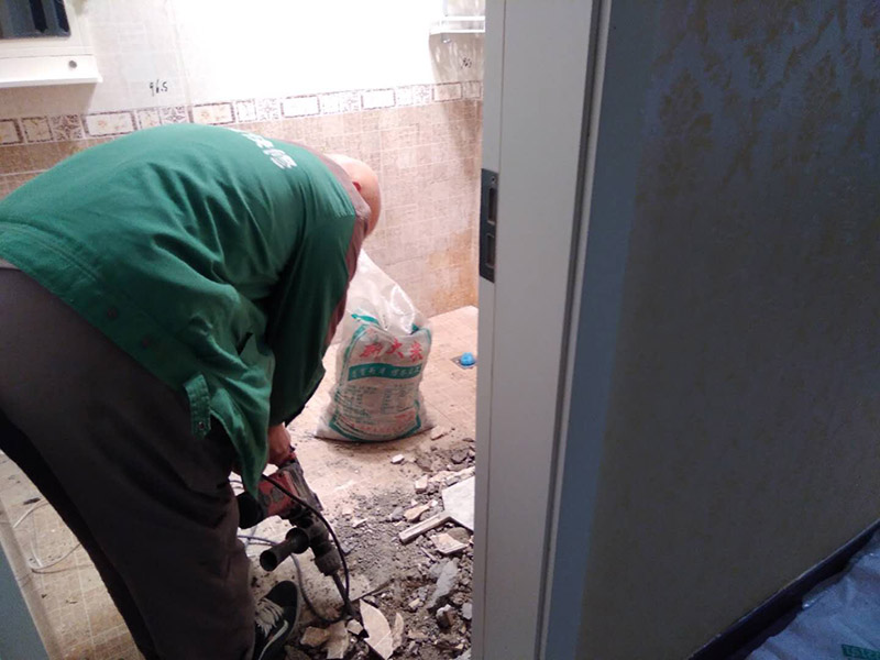 衛(wèi)生間地磚拆除：（一） 基層處理、定標高 1、 將基層表面的浮土或砂漿鏟掉，清掃干凈，有油污時，應(yīng)用10%火堿水刷凈，并用清水沖洗干凈。 2、 根據(jù) 0.5m水平控制線和設(shè)計圖紙找出板面標高。 （二） 彈控制線 1、 先根據(jù)排磚圖確定鋪砌的縫隙寬度。 2、 根據(jù)排磚圖及縫寬在地面上彈縱、橫控制線。注意該十字線與墻面抹灰時控制房間方正的十字線是否對應(yīng)平行，同時注意開間方向的控制線是否與走廊的縱向控制線平行，不平行時應(yīng)調(diào)整至平行。以避免在門口位置的分色磚出現(xiàn)大小頭。 （三） 鋪磚 為了找好位置和標離，應(yīng)從門口開始，縱向先鋪2～3行磚，以此為標筋拉縱橫水平標高線，鋪時應(yīng)從里面向外退著作，人不得踏在剛鋪好的磚面上，每塊磚應(yīng)跟線， （四） 勾縫、擦縫 1、 勾縫：用l：l水泥細砂漿勾縫，縫內(nèi)深度宜為磚厚的1/3，要求縫內(nèi)砂漿密實、平整、光滑。