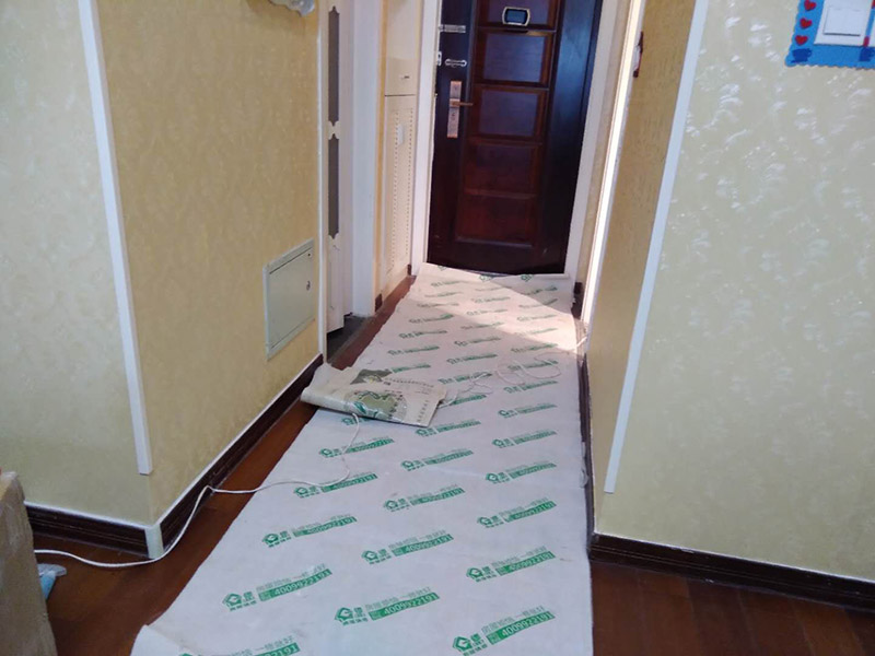 衛(wèi)生間地磚拆除：（一） 基層處理、定標高 1、 將基層表面的浮土或砂漿鏟掉，清掃干凈，有油污時，應(yīng)用10%火堿水刷凈，并用清水沖洗干凈。 2、 根據(jù) 0.5m水平控制線和設(shè)計圖紙找出板面標高。 （二） 彈控制線 1、 先根據(jù)排磚圖確定鋪砌的縫隙寬度。 2、 根據(jù)排磚圖及縫寬在地面上彈縱、橫控制線。注意該十字線與墻面抹灰時控制房間方正的十字線是否對應(yīng)平行，同時注意開間方向的控制線是否與走廊的縱向控制線平行，不平行時應(yīng)調(diào)整至平行。以避免在門口位置的分色磚出現(xiàn)大小頭。 （三） 鋪磚 為了找好位置和標離，應(yīng)從門口開始，縱向先鋪2～3行磚，以此為標筋拉縱橫水平標高線，鋪時應(yīng)從里面向外退著作，人不得踏在剛鋪好的磚面上，每塊磚應(yīng)跟線， （四） 勾縫、擦縫 1、 勾縫：用l：l水泥細砂漿勾縫，縫內(nèi)深度宜為磚厚的1/3，要求縫內(nèi)砂漿密實、平整、光滑。