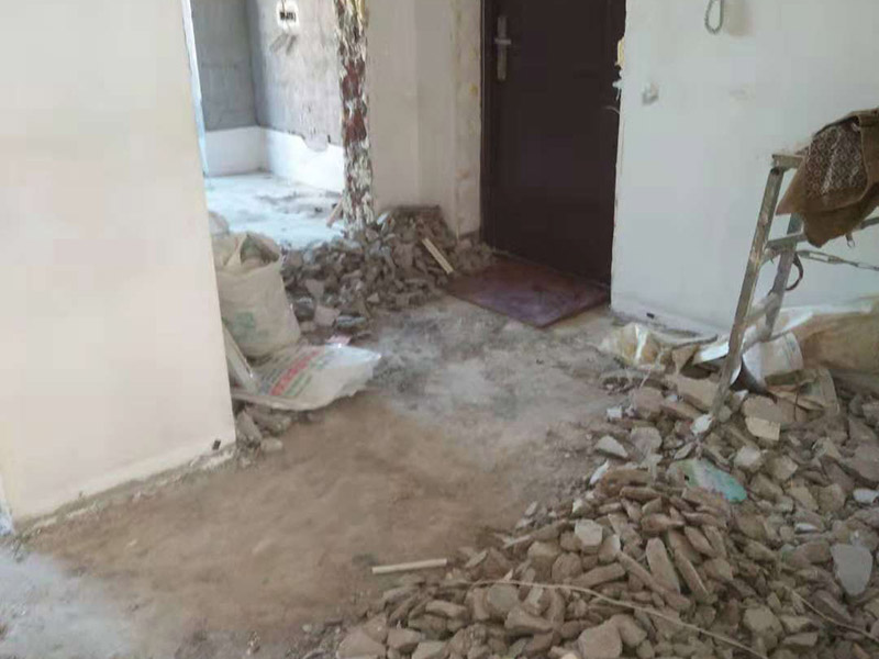 房子裝修拆除現(xiàn)場(chǎng)：因?yàn)檫M(jìn)行裝修拆除的工程時(shí)會(huì)產(chǎn)生巨大的噪音，所以施工時(shí)間不宜在節(jié)假日進(jìn)行，早上8點(diǎn)和晚上10點(diǎn)之后也不適合。如果是有電梯的房子裝修拆除的話，要做好電梯間的保護(hù)工作，避免影響一整棟樓的環(huán)境。弄一些夾板或者真珠板材來(lái)保護(hù)電梯間，從電梯間到房門的走廊倪也鋪設(shè)一些瓦楞紙或者真珠板，避免使用推車的時(shí)候損壞地面。如果對(duì)于屋子里的地板不需要進(jìn)行裝修拆除的話，就需要考慮到保護(hù)的問(wèn)題了。要在地板上鋪一層夾板加上一層真珠板，以免重物敲擊或者是顏色滲透。如果原本房?jī)?nèi)的家具不好搬出去則需要考慮用一層氣泡紙包裹起來(lái)，然后加一層棉被才能比較穩(wěn)妥的保護(hù)好，倪是都不好要留在現(xiàn)場(chǎng)，至于燈具、空調(diào)和熱水器等倪還是拆掉，完工之后再裝回來(lái)。在開(kāi)始施工時(shí)，要記得先把水源的總開(kāi)關(guān)都關(guān)閉，并且要暫時(shí)關(guān)閉警報(bào)器和保全系統(tǒng)。對(duì)于隱蔽工程要盡量的標(biāo)出管線可能經(jīng)過(guò)的位置，特別是天花板上的灑水頭和警報(bào)器等，一定要特別小心。