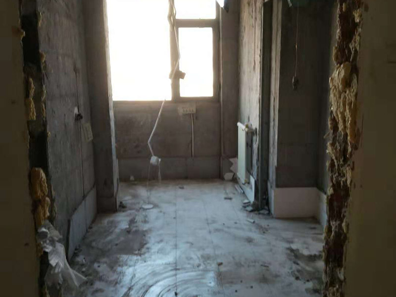 房子裝修拆除現(xiàn)場(chǎng)：因?yàn)檫M(jìn)行裝修拆除的工程時(shí)會(huì)產(chǎn)生巨大的噪音，所以施工時(shí)間不宜在節(jié)假日進(jìn)行，早上8點(diǎn)和晚上10點(diǎn)之后也不適合。如果是有電梯的房子裝修拆除的話，要做好電梯間的保護(hù)工作，避免影響一整棟樓的環(huán)境。弄一些夾板或者真珠板材來(lái)保護(hù)電梯間，從電梯間到房門的走廊倪也鋪設(shè)一些瓦楞紙或者真珠板，避免使用推車的時(shí)候損壞地面。如果對(duì)于屋子里的地板不需要進(jìn)行裝修拆除的話，就需要考慮到保護(hù)的問(wèn)題了。要在地板上鋪一層夾板加上一層真珠板，以免重物敲擊或者是顏色滲透。如果原本房?jī)?nèi)的家具不好搬出去則需要考慮用一層氣泡紙包裹起來(lái)，然后加一層棉被才能比較穩(wěn)妥的保護(hù)好，倪是都不好要留在現(xiàn)場(chǎng)，至于燈具、空調(diào)和熱水器等倪還是拆掉，完工之后再裝回來(lái)。在開(kāi)始施工時(shí)，要記得先把水源的總開(kāi)關(guān)都關(guān)閉，并且要暫時(shí)關(guān)閉警報(bào)器和保全系統(tǒng)。對(duì)于隱蔽工程要盡量的標(biāo)出管線可能經(jīng)過(guò)的位置，特別是天花板上的灑水頭和警報(bào)器等，一定要特別小心。