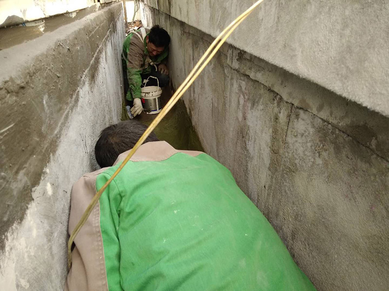 樓頂陽臺刷防水：開放式的陽臺在暴雨來臨時容易進(jìn)水，為了防止雨水進(jìn)入室內(nèi)，因此我們在陽臺裝修時，需要有一定坡度，保證水能順利流向排水孔，不會進(jìn)入房間。在暴雨天氣下，如果雨量大于地漏的排水能力時，就會在陽臺地面出現(xiàn)大量積水，容易導(dǎo)致積水進(jìn)入室內(nèi)，因此我們在選購陽臺地漏的時，最好選擇排水量大且順暢的地漏。通常陽臺的防水層都在外層，需要受到陽光暴曬、雨水侵蝕、嚴(yán)寒酷暑等自然天氣的考驗，如果沒有出色的性能和良好的保護(hù)措施，他的使用年限會大大縮短。因此，我們在選購防水材料時，需要選擇強度高、耐老化的防水涂料。