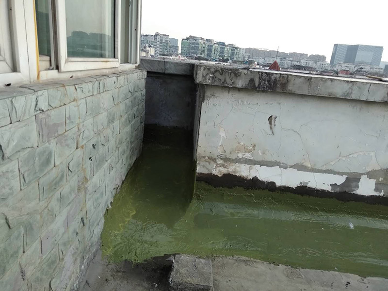 樓頂陽臺刷防水：開放式的陽臺在暴雨來臨時容易進(jìn)水，為了防止雨水進(jìn)入室內(nèi)，因此我們在陽臺裝修時，需要有一定坡度，保證水能順利流向排水孔，不會進(jìn)入房間。在暴雨天氣下，如果雨量大于地漏的排水能力時，就會在陽臺地面出現(xiàn)大量積水，容易導(dǎo)致積水進(jìn)入室內(nèi)，因此我們在選購陽臺地漏的時，最好選擇排水量大且順暢的地漏。通常陽臺的防水層都在外層，需要受到陽光暴曬、雨水侵蝕、嚴(yán)寒酷暑等自然天氣的考驗，如果沒有出色的性能和良好的保護(hù)措施，他的使用年限會大大縮短。因此，我們在選購防水材料時，需要選擇強度高、耐老化的防水涂料。