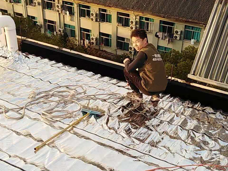 屋頂防水案例：1．在干燥基面上施工防水涂料前應(yīng)先濕潤基面至無明水為準(zhǔn)，若基面潮濕但無明水可直接施工。 2．按配比先將防水漿料乳液倒入拌料桶中，然后再將粉料倒入，充分?jǐn)嚢柚辆鶆?、無料粒糊狀，靜置十分鐘后再攪拌一下，效果更佳。 3．用毛刷或滾刷直接將膠漿涂刷在基面上，待第一層完全干透后（約2小時或手擦不粘為準(zhǔn)），再涂刷第二遍，兩遍的涂刷方向應(yīng)交錯。 4．在操作進(jìn)程中應(yīng)保持間斷性攪拌以防止膠漿沉淀。 5．待防水層完全干固后，方可在其上面做砂漿保護(hù)層或其它覆蓋層。