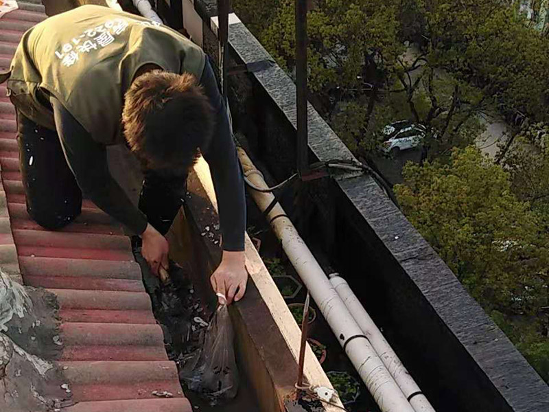 屋頂防水案例：1．在干燥基面上施工防水涂料前應(yīng)先濕潤基面至無明水為準(zhǔn)，若基面潮濕但無明水可直接施工。 2．按配比先將防水漿料乳液倒入拌料桶中，然后再將粉料倒入，充分?jǐn)嚢柚辆鶆颉o料粒糊狀，靜置十分鐘后再攪拌一下，效果更佳。 3．用毛刷或滾刷直接將膠漿涂刷在基面上，待第一層完全干透后（約2小時或手擦不粘為準(zhǔn)），再涂刷第二遍，兩遍的涂刷方向應(yīng)交錯。 4．在操作進(jìn)程中應(yīng)保持間斷性攪拌以防止膠漿沉淀。 5．待防水層完全干固后，方可在其上面做砂漿保護(hù)層或其它覆蓋層。