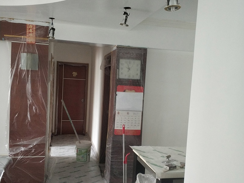 墻面翻新，地面保護：為了避免施工中磕碰到業(yè)主的家俱等物件，特地將這些物件搬到房屋中間。很快房間內(nèi)可以搬動的物件，就都搬到了房屋的中間位置。為了避免涂料意外滴上，包上了保護膜。在鏟除舊墻面時還會留心用小托盤接住，以免弄臟業(yè)主家的地面。將踢腳線等與墻面接觸的位置及地面做好遮蔽，以免將涂料碰到木器上。 墻面應(yīng)先除掉浮灰，鏟除起砂翹皮的位置;對油污的位置，應(yīng)先將原有涂層鏟掉，不能鏟掉的要徹底清洗干凈。選用顆粒細度較大和質(zhì)地較硬的膩子刮凃，底漆必須要刷勻，保證墻面每個地方都刷到，如果墻面吃漆量較多，底漆最好適當?shù)募右稽c水，以保證可以涂刷均勻。這里上漆的量就是通常上的上漆工作了，不能加過量的水，會對漆膜厚度、手感和漆膜的硬度等產(chǎn)生影響。