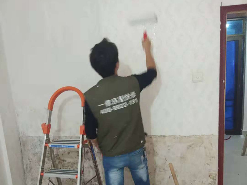 墻面滾漆：毛坯的墻體或者已經(jīng)做好1道膩?zhàn)訉拥姆孔?，基層要求基層必須平整?jiān)固。不得有粉化、起砂、空鼓、脫落等現(xiàn)象。基層不平和坑洼面應(yīng)該配套膩?zhàn)庸纹?。陰陽角必須通過彈墨線來找垂直的鋁通來衡量水平垂直的整度。后一遍膩?zhàn)討?yīng)在前一遍膩?zhàn)油耆珊蠓侥苁┕ぁ?刮膩?zhàn)雍?，總有些高低不平，或者基層不是很平整的面。這個(gè)時(shí)候，需要砂紙出動(dòng)，進(jìn)行手工的打磨，修復(fù)。中間還可以用太陽燈照明，便于檢查平整度。再用砂紙打磨，不斷的完善。最后就可以進(jìn)行滾的作業(yè)，相對(duì)而言，這是性價(jià)比較高的施工方式。輥涂時(shí)，為避免輥?zhàn)雍圹E，搭接寬度為毛輥長度的1/4，一般輥涂兩遍，夏季其間隔應(yīng)2小時(shí)以上，冬季可能需要多點(diǎn)時(shí)間。