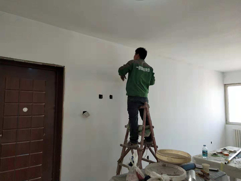 墻面刷面漆：在正式開工之前，還需要進行墻面的全面檢查，看看基層是否牢固平整。如果是舊墻出現(xiàn)漆膜脫落、開裂，需要先進行鏟墻皮或者使用石膏來進行裂縫的修補處理。做到墻面無灰塵、雜物，平整，再使用界面劑進行墻面的涂刷，施工應細致均勻。接著就需要進行刮膩子，將墻面進行找平，這道工序一般涂刷兩遍膩子，不過需要看實際情況來定。在進行第一遍膩子涂刮后，需要自然晾干，再來打磨，最后才是進行第二道膩子涂刮。在施工中，需要注意刮刀力度應一致，才能讓膩子厚度均勻。先是進行底漆的涂刷，這樣做的目的是為了增加面漆的粘結(jié)度。完全干燥后，則可以進行面漆的涂刷施工了。在涂刷前，需要將面漆調(diào)配好，讓顏色一致，這樣涂刷的時候，墻面色澤才能一致。但需要注意的是滾筒施工時，速度應保持一致，這樣漆面才能細膩平滑。