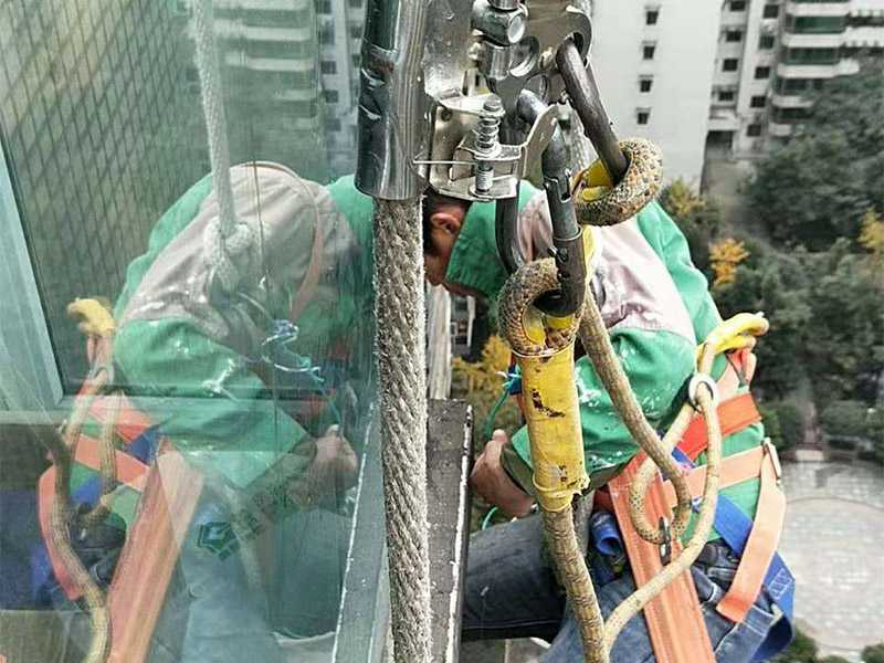 高空外墻施工：1、目前外墻粉刷主要有兩種方式：吊板方式和吊籃方式。 2、吊板方式是用吊繩、吊板將人吊到工作位置進(jìn)行清洗。一般的大樓都可以用這種方式進(jìn)行清洗，但是這種方式的操作必須使安全措施到位，否則危險性很大，造成傷亡事故的都是因安全措施不到位造成的。 3、墻面破損、裂縫、不平整等部位在底涂前用外墻耐水膩子修補(bǔ)平整。每次批刮膩子的厚度控制在2mm之內(nèi)，批刮膩子的總厚度不超過5mm。膩子應(yīng)堅實牢固，不得粉化、起皮或干裂。 4、干后，要用砂紙打磨平整，再用濕布將膩子上的浮灰抹去，并盡快涂漆，以免再次落灰。