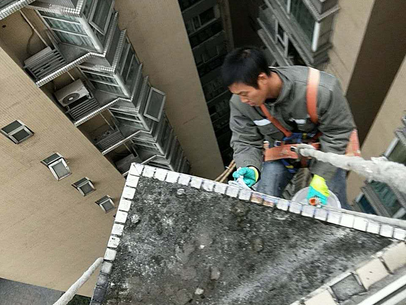 外墻高空維修：1、目前外墻粉刷主要有兩種方式：吊板方式和吊籃方式。 2、吊板方式是用吊繩、吊板將人吊到工作位置進(jìn)行清洗。一般的大樓都可以用這種方式進(jìn)行清洗，但是這種方式的操作必須使安全措施到位，否則危險(xiǎn)性很大，造成傷亡事故的都是因安全措施不到位造成的。 3、對(duì)于無承載能力、疏松、起皮的舊涂層，應(yīng)連同膩?zhàn)訌氐诅P除，洗凈且干燥后再用膩?zhàn)诱移?。?duì)于輕度粉化但牢固的舊涂層打磨平整后用封底漆底涂即可。嚴(yán)重粉化的舊涂層應(yīng)事先徹底清洗，舊的油性涂料應(yīng)完全去除。