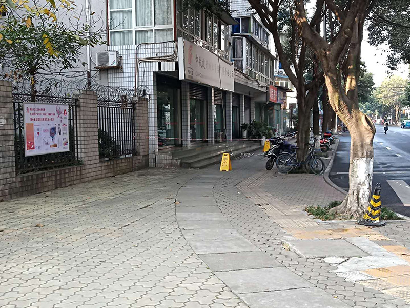 外墻高空維修：1、目前外墻粉刷主要有兩種方式：吊板方式和吊籃方式。 2、吊板方式是用吊繩、吊板將人吊到工作位置進(jìn)行清洗。一般的大樓都可以用這種方式進(jìn)行清洗，但是這種方式的操作必須使安全措施到位，否則危險(xiǎn)性很大，造成傷亡事故的都是因安全措施不到位造成的。 3、對(duì)于無承載能力、疏松、起皮的舊涂層，應(yīng)連同膩?zhàn)訌氐诅P除，洗凈且干燥后再用膩?zhàn)诱移?。?duì)于輕度粉化但牢固的舊涂層打磨平整后用封底漆底涂即可。嚴(yán)重粉化的舊涂層應(yīng)事先徹底清洗，舊的油性涂料應(yīng)完全去除。