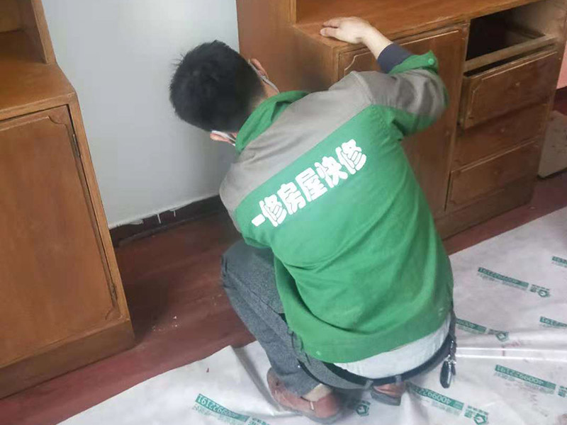 家具刷漆翻新：舊家具刷漆的方法比較簡單，但是在刷漆之前要對原來的表面進(jìn)行打磨，將原有的漆面去掉，可以用砂布進(jìn)行。翻新舊家具有很多需要注意的問題，首先是顏色的選擇，最好選擇和舊家具原有的顏色一致或者相近的顏色，不然翻新的效果可能不是很好。油漆的選擇也比較重要，因?yàn)榧揖叻乱话愣际窃谑覂?nèi)進(jìn)行，所以一定要選擇環(huán)保的油漆，以免對室內(nèi)的環(huán)境造成污染。