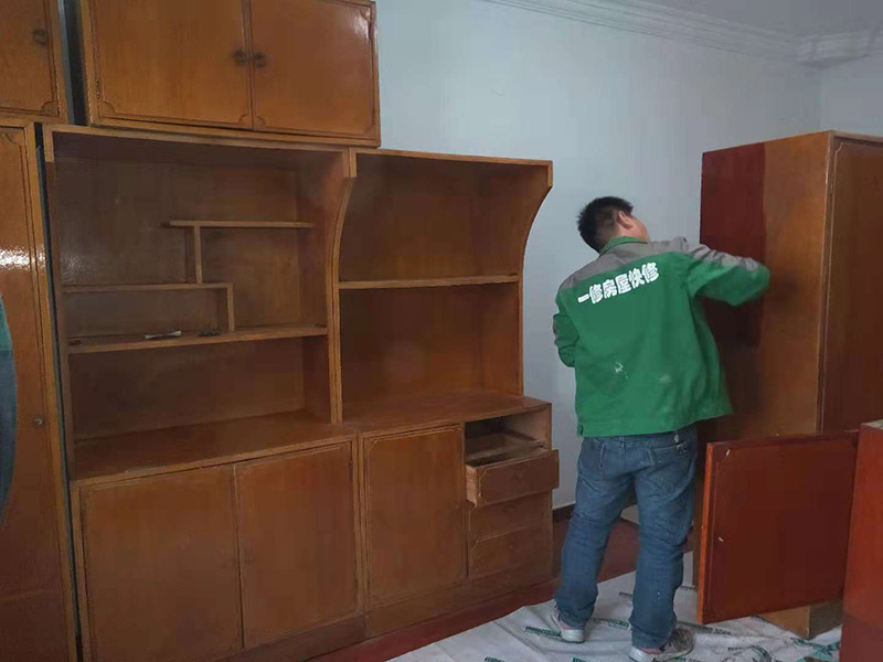 家具刷漆翻新：舊家具刷漆的方法比較簡單，但是在刷漆之前要對原來的表面進(jìn)行打磨，將原有的漆面去掉，可以用砂布進(jìn)行。翻新舊家具有很多需要注意的問題，首先是顏色的選擇，最好選擇和舊家具原有的顏色一致或者相近的顏色，不然翻新的效果可能不是很好。油漆的選擇也比較重要，因?yàn)榧揖叻乱话愣际窃谑覂?nèi)進(jìn)行，所以一定要選擇環(huán)保的油漆，以免對室內(nèi)的環(huán)境造成污染。