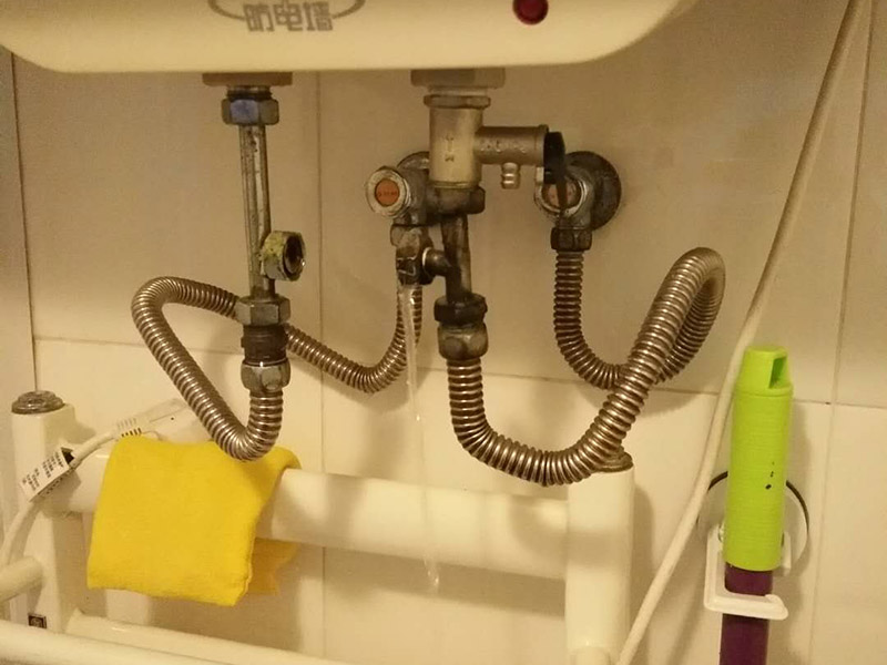 浴室插座熱水器維修：首先，我們要先看看漏電保護器上的指示燈是否亮著，這是電熱水器維修中的第一步。如果家里的電熱水器沒有安裝漏電保護開關(guān)，就要注意查看熱水器機殼上的指示燈，如果燈沒亮，可能就是電源的電壓沒有輸出，或者是漏電保護器壞了。如果燈是亮著的，可以用螺絲釘打開熱水器的蓋子，檢查內(nèi)部結(jié)構(gòu)是否出現(xiàn)故障。熱水器作為用電功率比較大的電器，有時候連接電線會比較容易老化或者是戎毀，當(dāng)確定上面的維修步驟中都沒發(fā)現(xiàn)任何問題時，就要注意檢查是不是連接線端子和接頭有沒有被燒毀，發(fā)現(xiàn)之后要立即更換新的連接線，確保電熱水器正常工作。