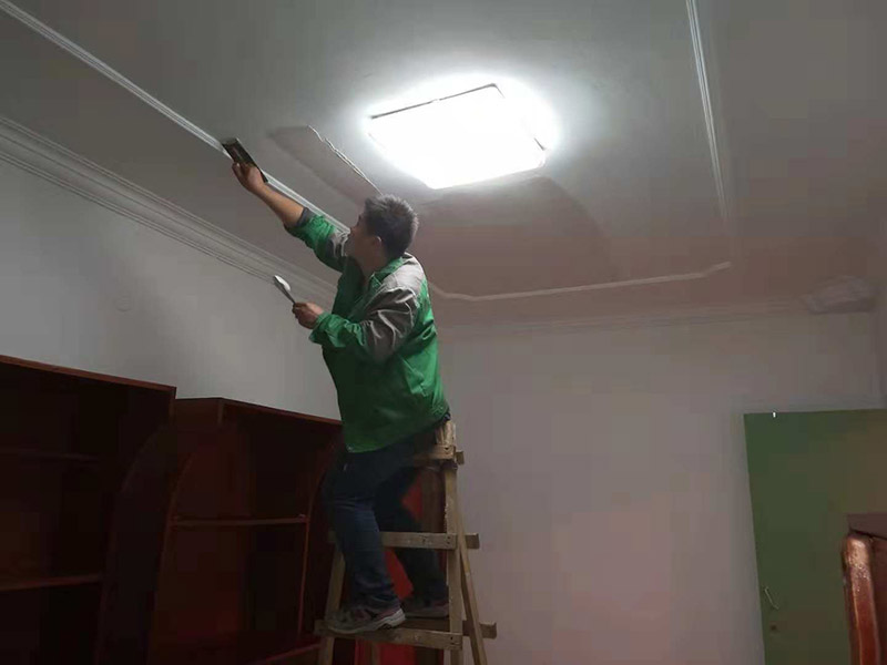 客廳頂面翻新：1、把墻面清潔干凈：把墻頂面有開裂和松動處除掉干凈，同時用水泥砂漿進(jìn)行填補，把余留的建筑垃圾確切干凈，再把墻面徹底打掃干凈。 2、墻面有不平坦的地方進(jìn)行修繕：使用水石膏把墻面撞擊處和不平坦有縫隙的部位進(jìn)行找平，干透后使用砂紙把凸出部位磨掉，再把灰塵掃凈。 3、批刮膩子：批刮膩子的次數(shù)可以根據(jù)墻頂面的平坦水平來確認(rèn)，一般來說情況是三遍，第一遍利用專業(yè)的刮板橫向滿墻面的刮，一刮板緊跟著一刮板，連接處無法留槎，每刮一刮板最后收尾要靈活精確。待干透后磨砂紙，把浮膩子和斑跡拋光平滑，最后再墻面打掃干凈。 4、第2遍用專業(yè)刮板豎向滿墻面的刮，能用的原料和方法同刮第1遍膩子是一樣的，干透后用砂紙磨平同時再打掃干凈。 5、第3遍用專業(yè)刮板添補膩子或者滿墻批刮膩子，把墻頂面刮平坦和刮平滑，干透后再用細(xì)砂紙拋光平坦和拋光平滑，無法經(jīng)常出現(xiàn)因疏失而漏掉了或者把膩子磨穿的情況。