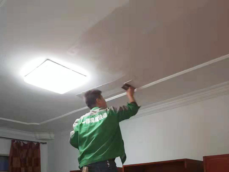 客廳頂面翻新：1、把墻面清潔干凈：把墻頂面有開裂和松動處除掉干凈，同時用水泥砂漿進(jìn)行填補，把余留的建筑垃圾確切干凈，再把墻面徹底打掃干凈。 2、墻面有不平坦的地方進(jìn)行修繕：使用水石膏把墻面撞擊處和不平坦有縫隙的部位進(jìn)行找平，干透后使用砂紙把凸出部位磨掉，再把灰塵掃凈。 3、批刮膩子：批刮膩子的次數(shù)可以根據(jù)墻頂面的平坦水平來確認(rèn)，一般來說情況是三遍，第一遍利用專業(yè)的刮板橫向滿墻面的刮，一刮板緊跟著一刮板，連接處無法留槎，每刮一刮板最后收尾要靈活精確。待干透后磨砂紙，把浮膩子和斑跡拋光平滑，最后再墻面打掃干凈。 4、第2遍用專業(yè)刮板豎向滿墻面的刮，能用的原料和方法同刮第1遍膩子是一樣的，干透后用砂紙磨平同時再打掃干凈。 5、第3遍用專業(yè)刮板添補膩子或者滿墻批刮膩子，把墻頂面刮平坦和刮平滑，干透后再用細(xì)砂紙拋光平坦和拋光平滑，無法經(jīng)常出現(xiàn)因疏失而漏掉了或者把膩子磨穿的情況。