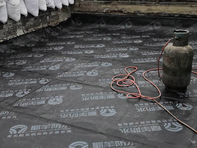 屋頂貼防水卷材：1.熱瑪蹄脂粘貼法。其作法是，屋頂防水卷材傳統(tǒng)施工方法，邊澆熱瑪蹄脂邊滾鋪油氈，逐層鋪貼。適宜范圍：石油瀝青 油氈三氈四油（二氈三油）疊層鋪貼。 2.熱熔法。其作法是，北京屋頂防水采用火焰加熱器熔化熱熔型防水卷材底部的熱熔膠進行黏貼。適用范圍：熱塑性合成高分子防水卷材搭接縫焊。 3.熱風焊接：共作法是：屋頂防水卷材采用熱空氣焊槍加熱防水卷材搭接縫進行搭接縫進行黏結。屋頂防水卷材適用范圍：熱塑性合成高分子防水卷材搭接縫焊接。