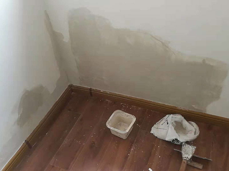 墻面局部維修：在進(jìn)行墻面局部翻新前，墻面基底處理一定要做好,對(duì)于粉化嚴(yán)重的要進(jìn)行鏟除,再抹上一層白水泥。對(duì)于原來(lái)墻面過(guò)于光滑的，要進(jìn)行打磨處理,對(duì)于粘結(jié)不牢的表皮要進(jìn)行祛除，便于涂層材料與墻體表面的結(jié)合。 墻面底漆的涂刷是為了抗堿防潮、封固基材同時(shí)對(duì)于面漆的質(zhì)感與遮蓋力也有所提高。對(duì)于墻面局部翻新工程，底漆是十分必要的,如果忽略了刷底漆，直接使用面漆的話(huà),一段時(shí)間后墻面容易出現(xiàn)起泡、發(fā)霉等現(xiàn)象。