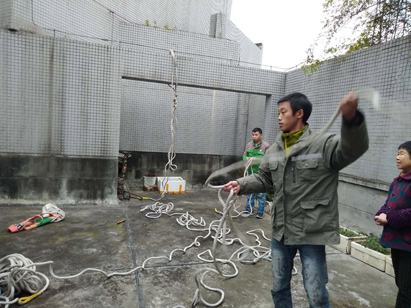 窗戶打膠高空作業(yè)： 1、從事高處作業(yè)的人員必須持證上崗，并認(rèn)真遵守安全施工規(guī)定，衣著要靈活，禁止穿硬底和帶釘易滑的鞋。 2、從事高處作業(yè)人員應(yīng)每年進行一次體檢，患有心臟病、高血壓、精神病、癲癇病者不準(zhǔn)從事高空作業(yè)。 3、高處作業(yè)要設(shè)防護欄桿，支持安全網(wǎng)和安裝防護門，操作人員要系安全帶。 4、高處作業(yè)物料要堆放平穩(wěn)，不可放置在臨邊和洞口附進、凡有墜落可能的，要及時撤出或固定以防跌落傷人。 5、發(fā)現(xiàn)安全設(shè)施有缺陷或隱患，應(yīng)及時報告處理，對危及人身安全的，必須停止施工，消險后再進行高處作業(yè)。 6、任何人不允許移動和擅自拆除安全標(biāo)志，確實因工作需要須經(jīng)工長批準(zhǔn)后移動和拆除，之后重新安裝好。 7、冬季施工要采取可靠的防滑、防寒、防凍、防是毒、防火安全措施。 8、高呼上作業(yè)安全設(shè)施要經(jīng)常檢查，處于良好狀態(tài)。 梯子不得缺檔，不得墊高使用，橫檔間距以30mm為宜，使用時上端要扎牢，下端采取防滑措施，禁止二人同在梯上作業(yè)，如接長使用，應(yīng)綁扎牢固。在通道處使用梯子，應(yīng)有人監(jiān)護或設(shè)置圍欄。 9、在進行高處作業(yè)時，應(yīng)結(jié)合工程特點，相應(yīng)地制定各種安全防護技術(shù)措施。 10、每個工程項目在編制施工組織設(shè)計和施工方案時，要列入該項目所涉及到高處作業(yè)的各項安全技術(shù)措施，并盡量采取地面作業(yè)，減少各種高處作業(yè)。等等