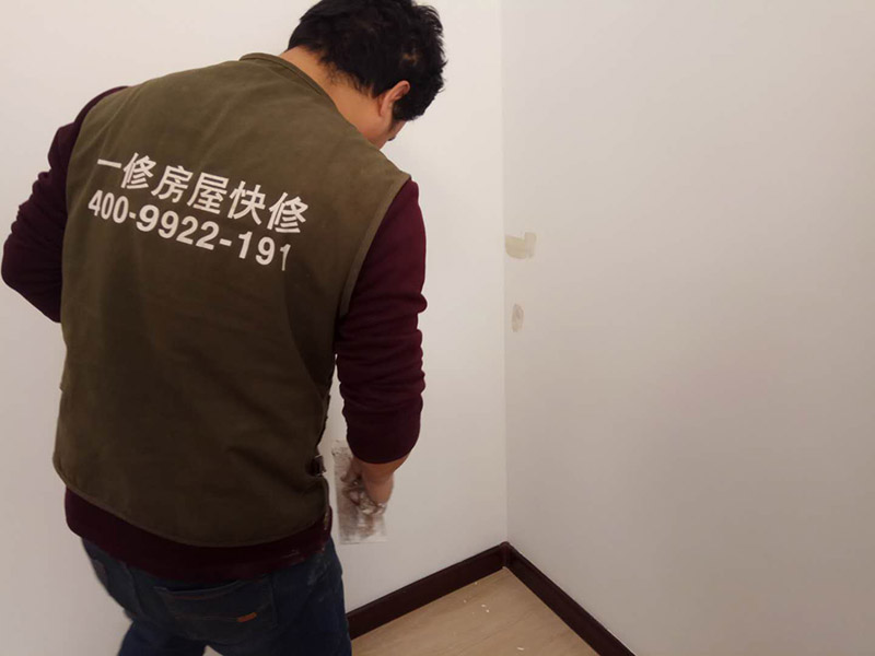 局部乳膠漆修補(bǔ)：內(nèi)墻粉刷：檢查、成品保護(hù)、封固層施工、厚找平施工、精找平施工、底漆施工、面漆施工、完工檢查。 毛胚墻基層必須平整，陰陽角、墻面要進(jìn)行檢查，第一遍膩?zhàn)痈赏覆拍苁┕ぃx擇袋裝粉狀加水使用的成品膩?zhàn)印?乳膠漆施工：輥涂難度低、性價(jià)比高。噴涂效果好、廢料、成本高、不宜修補(bǔ)；刷涂省料、費(fèi)時(shí)、不宜大面積施工。