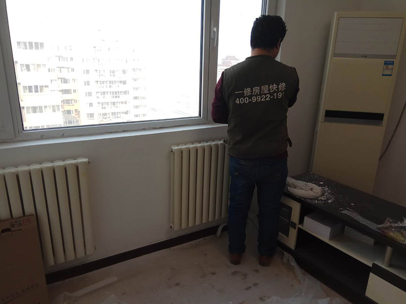 局部乳膠漆修補(bǔ)：內(nèi)墻粉刷：檢查、成品保護(hù)、封固層施工、厚找平施工、精找平施工、底漆施工、面漆施工、完工檢查。 毛胚墻基層必須平整，陰陽角、墻面要進(jìn)行檢查，第一遍膩?zhàn)痈赏覆拍苁┕?，要選擇袋裝粉狀加水使用的成品膩?zhàn)印?乳膠漆施工：輥涂難度低、性價(jià)比高。噴涂效果好、廢料、成本高、不宜修補(bǔ)；刷涂省料、費(fèi)時(shí)、不宜大面積施工。