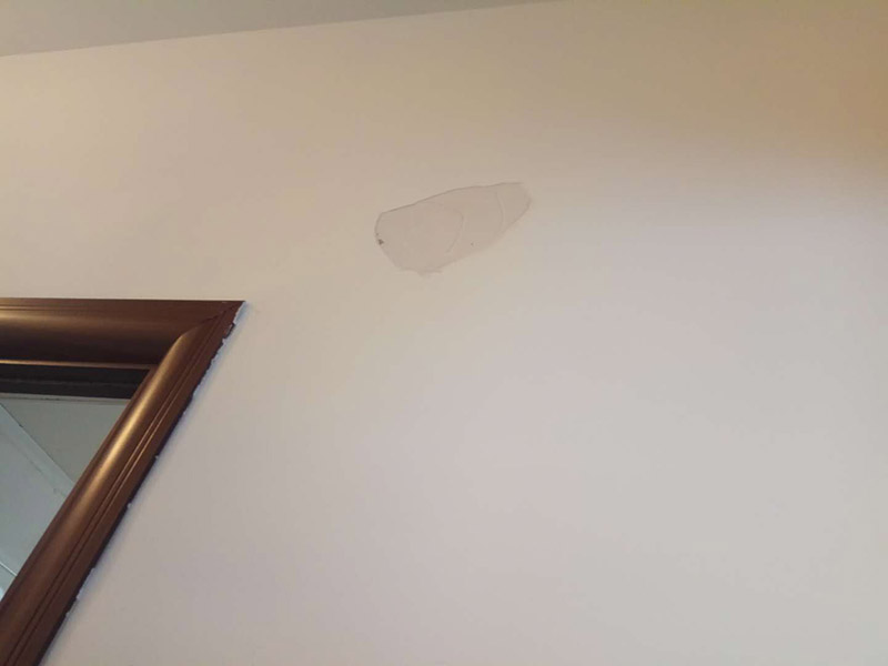 局部乳膠漆修補(bǔ)：內(nèi)墻粉刷：檢查、成品保護(hù)、封固層施工、厚找平施工、精找平施工、底漆施工、面漆施工、完工檢查。 毛胚墻基層必須平整，陰陽角、墻面要進(jìn)行檢查，第一遍膩?zhàn)痈赏覆拍苁┕?，要選擇袋裝粉狀加水使用的成品膩?zhàn)印?乳膠漆施工：輥涂難度低、性價(jià)比高。噴涂效果好、廢料、成本高、不宜修補(bǔ)；刷涂省料、費(fèi)時(shí)、不宜大面積施工。