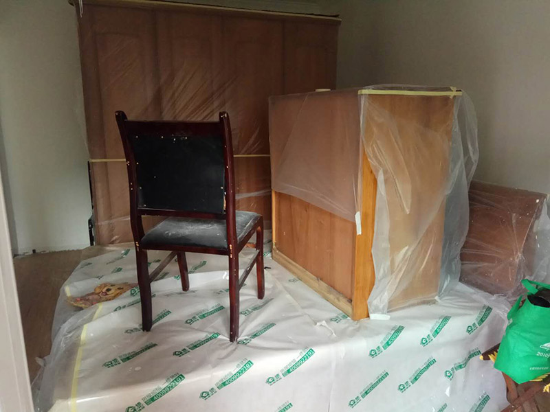 乳膠漆翻新裝修：1、使用吸塵器進(jìn)行除塵工序，利用吸塵器的毛刷充分摩擦被清潔表面，去除灰塵。 2、對(duì)于局部污染或是有油漬的地方，需要使用聚氨酯稀釋劑來清洗。 3、局部有霉藻的部位，需要使用防霉溶液清洗，晾干或噴濕后鏟除。 4、對(duì)于已經(jīng)剝落或是破損的地方，先將破損部位松動(dòng)的部分打磨掉，清理干凈，再使用柔性膩?zhàn)舆M(jìn)行修補(bǔ)。待表面修補(bǔ)平整后，再涂裝底漆。 5、先將破損、松動(dòng)的部分清理干凈，使用柔性膩?zhàn)舆M(jìn)行修補(bǔ)，表面修補(bǔ)平整后涂裝805膠水。 6、在涂刷膠水的基層上滿刮膩?zhàn)痈唷?7、涂刷底漆，要均勻涂刷一遍，要求無露底、流墜現(xiàn)象。 8、 涂刷面漆， 均勻涂刷兩遍，待靠前遍干燥后涂刷第二遍，要求無露底、流墜。