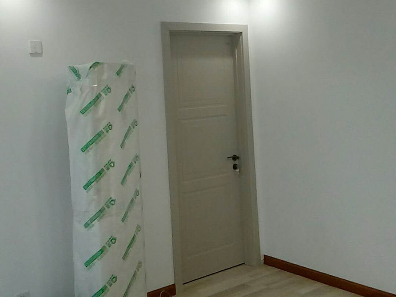 廚衛(wèi)改造裝修：舊廚房的內(nèi)部結(jié)構(gòu)相對要復(fù)雜一些。除了請櫥柜廠家到廚房進(jìn)行丈量外，還要看看各種管道原來的位置是否合適，如不合適需要改動，則會出一份圖紙交給裝修公司，由施工隊(duì)按圖紙進(jìn)行必要的改造。舊廚房改造注意事項(xiàng)2煤氣與管道在舊廚房中的改造需慎重。這兩種管道因一般不讓隨意改動。如果不得不改時，必須經(jīng)過物業(yè)公司的同意。改動時，由于專業(yè)性較強(qiáng)，同時為方便日后的維修，通常由煤氣、公司或物業(yè)公司指定的專業(yè)公司負(fù)責(zé)改動。舊廚房改造注意事項(xiàng)3舊房一般是單路供水，因此在廚房裝修時，能增加一個熱水管道。另外，一般家庭衛(wèi)生間比較小，只能把洗衣機(jī)放在廚房中，這就必須再接一個上水管，同時增加地面排水管。需要提醒的是，受結(jié)構(gòu)的限制，水路改動只能改上水，不能改下水。