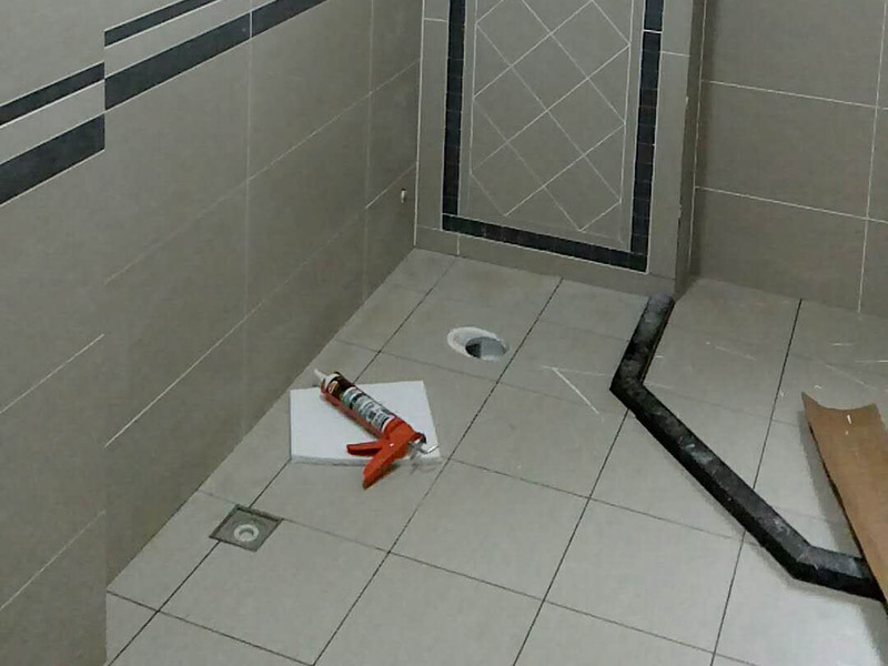 廚衛(wèi)改造裝修：舊廚房的內(nèi)部結(jié)構(gòu)相對要復(fù)雜一些。除了請櫥柜廠家到廚房進(jìn)行丈量外，還要看看各種管道原來的位置是否合適，如不合適需要改動，則會出一份圖紙交給裝修公司，由施工隊(duì)按圖紙進(jìn)行必要的改造。舊廚房改造注意事項(xiàng)2煤氣與管道在舊廚房中的改造需慎重。這兩種管道因一般不讓隨意改動。如果不得不改時，必須經(jīng)過物業(yè)公司的同意。改動時，由于專業(yè)性較強(qiáng)，同時為方便日后的維修，通常由煤氣、公司或物業(yè)公司指定的專業(yè)公司負(fù)責(zé)改動。舊廚房改造注意事項(xiàng)3舊房一般是單路供水，因此在廚房裝修時，能增加一個熱水管道。另外，一般家庭衛(wèi)生間比較小，只能把洗衣機(jī)放在廚房中，這就必須再接一個上水管，同時增加地面排水管。需要提醒的是，受結(jié)構(gòu)的限制，水路改動只能改上水，不能改下水。