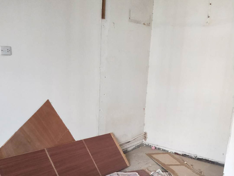 臥室柜體拆除：嵌入式衣柜是指在房屋進行裝修的時候即將衣柜嵌入到那面墻里,對于小戶型的家居中,安裝嵌入式衣柜會非常節(jié)省空間,使用也非常方便。一般來說,嵌入式衣柜大多是定制的,從生產到安裝都是由廠家完成的,自然拆除衣柜也可以找專業(yè)的人士來進行。如果想自己拆除嵌入式衣柜,先把衣柜里的衣物清理干凈,留下空的衣柜。然后把柜子的布罩從下面向上移動,通常嵌入式衣柜中間一般都是插拔的,就可以把柜子分成兩部分,根據自家嵌入式衣柜的實際情況,把所有的螺絲卸掉,就拆卸完成了。