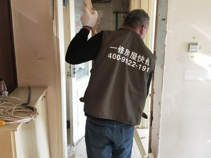 家具拆除整理：1、將面板拆下來，在門鎖的內(nèi)面板有2個(gè)鎖釘取下。 2、面板拆完后，再拆鎖芯帽，即兩顆釘。 3、有的鎖芯，在門側(cè)面也有兩個(gè)螺絲釘，需要將之拆開。 4、取下鎖芯后。在門邊鎖體的檔片中部有一個(gè)螺絲，在鎖舌(方舌)之間，將此鎖芯取出，就可以將鎖芯取出了。 5、安裝新鎖芯，安裝面板，固定好相應(yīng)的螺絲就可以。