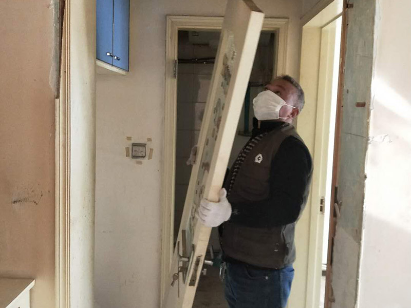 家具拆除整理：1、將面板拆下來，在門鎖的內(nèi)面板有2個(gè)鎖釘取下。 2、面板拆完后，再拆鎖芯帽，即兩顆釘。 3、有的鎖芯，在門側(cè)面也有兩個(gè)螺絲釘，需要將之拆開。 4、取下鎖芯后。在門邊鎖體的檔片中部有一個(gè)螺絲，在鎖舌(方舌)之間，將此鎖芯取出，就可以將鎖芯取出了。 5、安裝新鎖芯，安裝面板，固定好相應(yīng)的螺絲就可以。