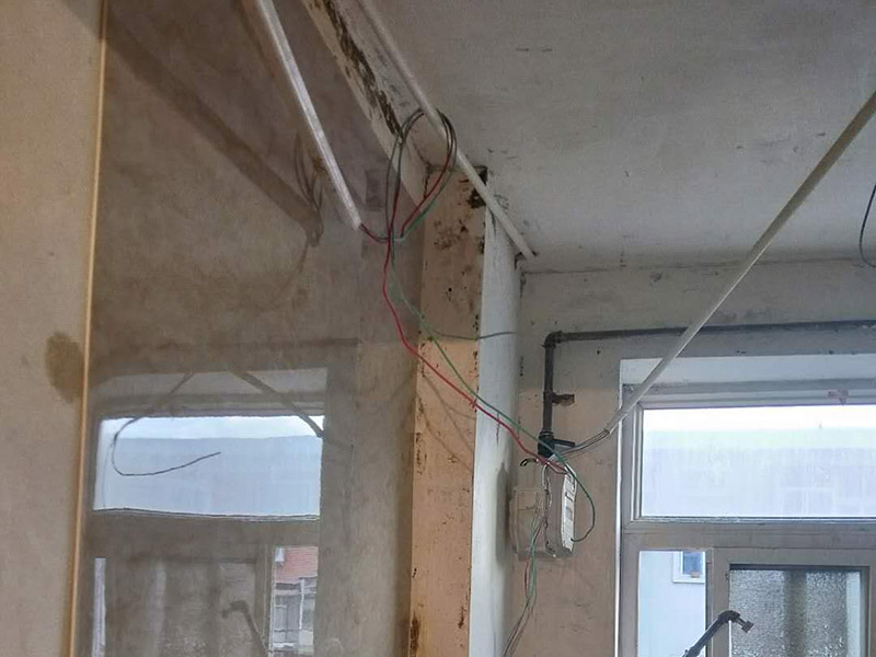 線路安裝：畫(huà)框線：根據(jù)需要，在墻面的合適處畫(huà)出埋穴位置，并比照接線盒大?。ㄋ闹芊糯?&mdash;3毫米），畫(huà)出開(kāi)鑿范圍框線（兩個(gè)裝蓋孔應(yīng)保持水平）。 鑿框線：以平口鑿沿柜線垂直鑿出深溝，然后從框內(nèi)向框外斜鑿去磚角，反復(fù)進(jìn)行，并注意不得崩裂框線。 鑿穴孔：將框內(nèi)多余磚角鑿去，直至深度略大于接線盒高度，不得過(guò)淺或過(guò)深。 修乎穴孔：鑿平埋穴四周與穴底，以放人接線盒端正、服帖為宜。 現(xiàn)埋接線盒：裝正接線盒，敲去安裝孔蓋，對(duì)準(zhǔn)線槽，并使裝蓋面稍稍伸出磚砌面，且低于粉刷面3&mdash;5毫米，再用調(diào)成膏狀的水泥粘牢 穿線引入：利用線管內(nèi)事先穿入的引線，將待裝電線引入線管之中。