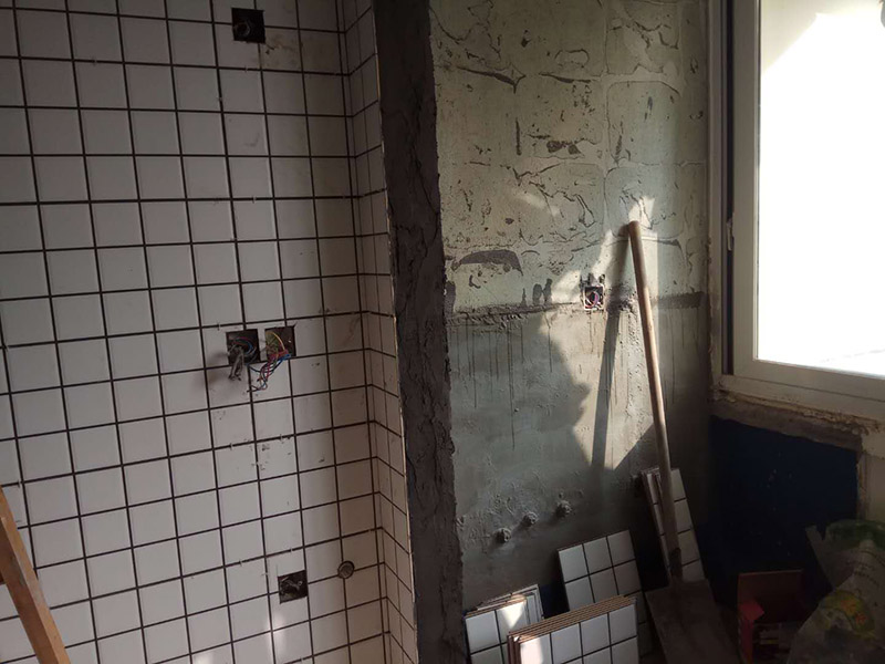 年長的舊房屋現(xiàn)在越來越多，舊房屋的問題有很多，水管老化，墻皮掉落，門窗隔音差等等問題，有些舊房屋需要重新翻新才能住著舒適，裝修翻新相對復(fù)雜，那么主要注意些什么問題呢？一修房屋快修小編整理了，翻新裝修注意六事項：