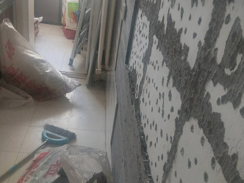 墻面拆改維修：（1）通常要鏟除舊房子的原漆面，先用水噴濕其表層，再用電刨機(jī)或泥刀鏟除其表層漆面； （2）對失修已久的舊墻面，表面已有嚴(yán)重漆面脫落，批燙層呈粉沙化的，應(yīng)鏟除漆層和整個(gè)批燙，直至見到水泥批燙或磚層； （3）而后用熟膠粉和雙飛粉調(diào)拌打底批平，接著便是涂飾乳膠漆了，面層要涂兩遍至三遍，其時(shí)間間隔以24小時(shí)為佳。 通常是對二手房墻壁面層進(jìn)行處理，然后用膩?zhàn)诱移?，打磨平整光滑，再刷乳膠漆。