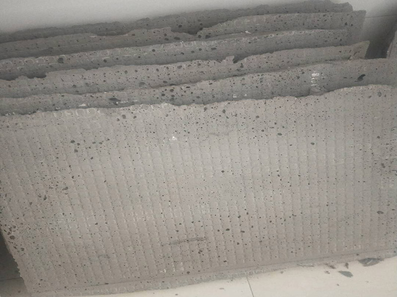 墻面拆改維修：（1）通常要鏟除舊房子的原漆面，先用水噴濕其表層，再用電刨機(jī)或泥刀鏟除其表層漆面； （2）對失修已久的舊墻面，表面已有嚴(yán)重漆面脫落，批燙層呈粉沙化的，應(yīng)鏟除漆層和整個(gè)批燙，直至見到水泥批燙或磚層； （3）而后用熟膠粉和雙飛粉調(diào)拌打底批平，接著便是涂飾乳膠漆了，面層要涂兩遍至三遍，其時(shí)間間隔以24小時(shí)為佳。 通常是對二手房墻壁面層進(jìn)行處理，然后用膩?zhàn)诱移?，打磨平整光滑，再刷乳膠漆。