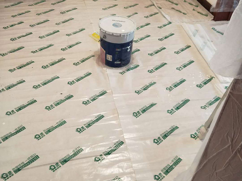 墻面刷漆地面保護(hù)：在進(jìn)行家居裝修時(shí)，地面鋪設(shè)的工程基本是都是最先完成的，所以，地面保護(hù)一定要做好。施工時(shí)灰塵是避免不了的，所以一定鋪設(shè)防塵布，不僅可以防止灰塵還可以適當(dāng)?shù)牡钟臐B入。此外為了防止有重物砸到地面，還需要鋪設(shè)一層紙板，可以用專門保護(hù)地板的灰紙板，如果不想那么麻煩的話，可以用紙箱像買瓷磚或者買家電的紙箱都可以，實(shí)在沒有淘寶上也有賣的。