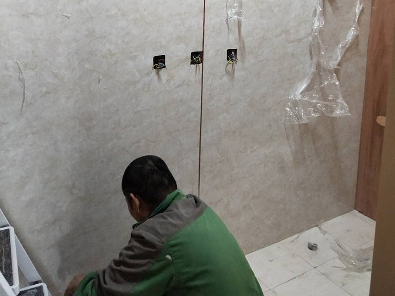 插座安裝維修：1.用于控制插座電源的開/關(guān)，則接線方法如下：首先將線路的L端子連接到開關(guān)，(即火線的輸入線路)線路)，然后連接開關(guān)的L1端子(即火線)出線端口連接到雙孔插座的L端子(即火線端子)，然后連接中性線插座的N端子(零線端子)。 2.如果插座不受開關(guān)控制，則開關(guān)僅控制燈泡。然后接線方法如下：將火線連接到開關(guān)的L端子，并將開關(guān)的L1端子連接到燈的端子。線路連接到燈頭的另一個(gè)端子，開關(guān)與燈形成一個(gè)環(huán)路。然后將火線連接到雙孔插座的L端子，將中性線連接到插座的N端子，然后將另一個(gè)電路插入雙孔插座。 3.開關(guān)插座不能安裝在易燃物體上。在可燃物燒傷的情況下，開關(guān)插座的外殼會(huì)燒壞，導(dǎo)致芯暴露，水蒸氣進(jìn)入，導(dǎo)致短路，甚至引起火災(zāi)。墻壁開關(guān)插座應(yīng)安裝滅弧裝置，以避免因可燃?xì)怏w泄漏引起火災(zāi)或爆炸的危險(xiǎn)。必須遵循的原則是&ldquo;火線進(jìn)入開關(guān)，零線進(jìn)入燈頭&rdquo;，插座必須安裝漏電保護(hù)裝置。