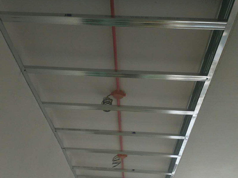 吊頂安裝維修：還沒(méi)有安裝吊頂之前，先測(cè)量一下吊頂?shù)母叨?，可以用卷尺，然后測(cè)量房子的高水平線，來(lái)確認(rèn)標(biāo)高，完成測(cè)量后，記得用這種方法在墻壁的位置確定一下頂棚區(qū)域的標(biāo)高水平線。龍骨吊桿的安裝通過(guò)膨脹螺栓來(lái)將無(wú)螺栓絲吊桿的其中一頭固定于主龍骨和吊掛間距中的樓板下方即可。等到主龍骨和各部分螺母配置完后后，就可以進(jìn)行扣板安裝工序了，如果是想要做到有緊湊無(wú)縫的效果的話，一定要小心、不帶方向折邊地在扣板折邊處的小孔位置務(wù)必插到三角形的骨縫里面，插好后，輕微壓一壓就可以啦。