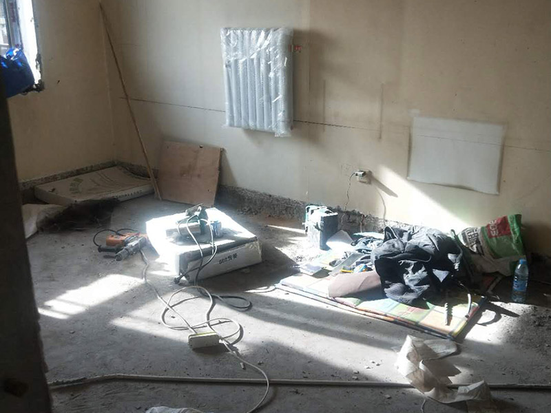 暖氣定位安裝：在墻上和地板上進(jìn)行開槽，將暴露在外的管線埋藏起來(lái)，槽的深度或?qū)挾刃鑼ｉT的暗黃人員，結(jié)合實(shí)際情況進(jìn)行處理。根據(jù)先前設(shè)計(jì)的安裝位置開采鋪設(shè)支管，鋪設(shè)完成后可根據(jù)實(shí)際需求在支管鋪設(shè)鋼槽對(duì)管道進(jìn)行保護(hù)，然后封閉系統(tǒng)進(jìn)行打壓注水。安裝分水器的時(shí)候注意保持與地面平行，結(jié)束后切記將分水器擦干。壓力測(cè)試是安裝暖氣片尤為重要的一步，測(cè)試前關(guān)閉主管連接閥門，然后開啟暖氣片進(jìn)水閥用試壓設(shè)備來(lái)測(cè)試，實(shí)驗(yàn)壓力應(yīng)為正常使用壓力的1.5倍，且不能小于整個(gè)小區(qū)的測(cè)試壓力，3-5分鐘內(nèi)沒有任何滲漏情況即可。平穩(wěn)放置暖氣片，將閥門連接件和進(jìn)出口閥門連在一起，檢測(cè)暖氣片是否平直，確保管路安裝無(wú)特殊情況發(fā)生，然后加固連接點(diǎn)的螺絲。