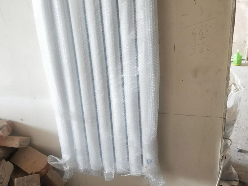 暖氣定位安裝：在墻上和地板上進(jìn)行開槽，將暴露在外的管線埋藏起來(lái)，槽的深度或?qū)挾刃鑼ｉT的暗黃人員，結(jié)合實(shí)際情況進(jìn)行處理。根據(jù)先前設(shè)計(jì)的安裝位置開采鋪設(shè)支管，鋪設(shè)完成后可根據(jù)實(shí)際需求在支管鋪設(shè)鋼槽對(duì)管道進(jìn)行保護(hù)，然后封閉系統(tǒng)進(jìn)行打壓注水。安裝分水器的時(shí)候注意保持與地面平行，結(jié)束后切記將分水器擦干。壓力測(cè)試是安裝暖氣片尤為重要的一步，測(cè)試前關(guān)閉主管連接閥門，然后開啟暖氣片進(jìn)水閥用試壓設(shè)備來(lái)測(cè)試，實(shí)驗(yàn)壓力應(yīng)為正常使用壓力的1.5倍，且不能小于整個(gè)小區(qū)的測(cè)試壓力，3-5分鐘內(nèi)沒有任何滲漏情況即可。平穩(wěn)放置暖氣片，將閥門連接件和進(jìn)出口閥門連在一起，檢測(cè)暖氣片是否平直，確保管路安裝無(wú)特殊情況發(fā)生，然后加固連接點(diǎn)的螺絲。