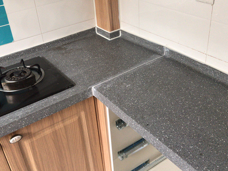 櫥柜安裝：一般師傅進場會先對廚房進行初步的，打掃清理堆放的垃圾等物品方便施工。認證負責的師傅還會用抹布等擦拭地柜吊柜遮擋部分的瓷磚（也可以安裝擺放時候同步進行）。然后拆包裝分出中臺板門板等分類擺放，會把拆開的包裝紙板鋪放在要地面，在上面組裝柜體不會劃傷瓷磚及柜體。吊柜地柜組裝完畢就可以按照圖紙擺放地柜，如果是L型或者U型，要先確定兩邊的柜子位置，最后用轉角柜來調整距離，因為設計師在設計時會對轉角柜和墻面尺寸做預留，轉角柜上面的調整板就是用來調整誤差尺寸的。擺放好就可以調整水平了，現(xiàn)在使用水平儀來調整居多，個人覺得水平尺更好的調整，水平儀更方便快捷。調整好就可以調整柜子位置開關插座開孔，連接柜體后就可以安裝吊柜了，安裝吊柜如果有高柜和臺上柜盡量高度一樣，個別情況出外。