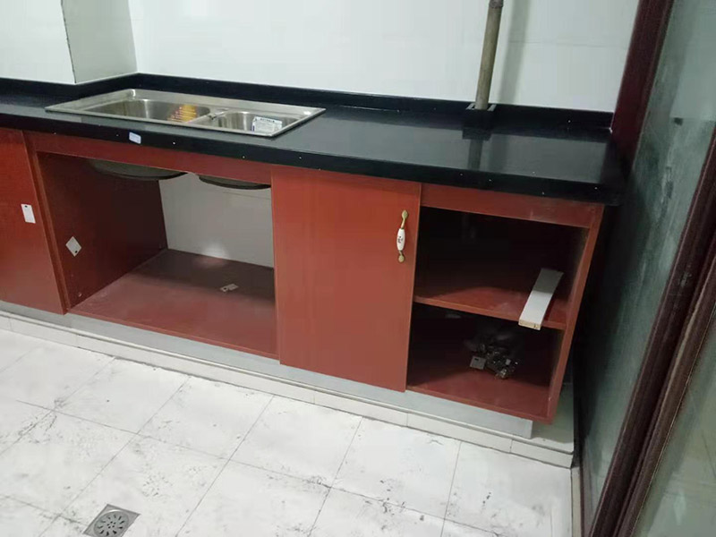 櫥柜門維修安裝：櫥柜門和櫥柜之間不是越緊密越好，安裝的時(shí)候要注意留有一定的空隙，這樣才不會(huì)影響使用，尤其是在有抽屜的情況下，抽屜的位置和推拉的角度一定要和櫥柜門結(jié)合好，一般來(lái)說(shuō)，櫥柜門和抽屜之間的距離應(yīng)該要留出17厘米左右。而且軌道的安裝也是要留好尺寸的，一般來(lái)說(shuō)上軌道和下軌道需要留出來(lái)的空隙是不一樣的，上軌道需要留出來(lái)8厘米左右，下軌道需要留出來(lái)10厘米左右。