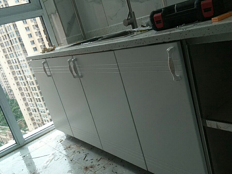 櫥柜打孔安裝：1.需要打孔的位置預(yù)先標(biāo)定,保證水平。(注意墻內(nèi)相應(yīng)位置不要有水電線路)2.用玻璃鉆頭在瓷磚上打孔時(shí),先傾斜方向打出個(gè)坑坑來;不然瓷磚太光滑不好;或者不是全瓷磚,用釘子直接弄出個(gè)小坑來;再想精確,也可以用一個(gè)已經(jīng)有孔(大小合適)的板套著最好。3.套著打出個(gè)淺痕就可以拿掉的孔板,然后。提前準(zhǔn)備個(gè)水瓶,瓶蓋上鉆個(gè)孔,瓶里灌滿水。然后,打孔時(shí)要同時(shí)把水滋到鉆頭和瓷磚接觸部位;尤其是全瓷磚,一定要有水哦。