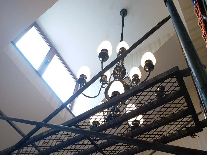 大吊燈安裝：將燈具各部分連接成一個整體，燈具螺紋的長度應適當，對于多余的螺紋頭應鍍錫，注意火線與零線的區(qū)別，并將線拉直，燈頭電源線應足夠，然后將剩余的電線切斷，取出線頭，用螺絲將燈頭安裝在接線盒上。安裝完成后，打開電源，檢測是否通電。